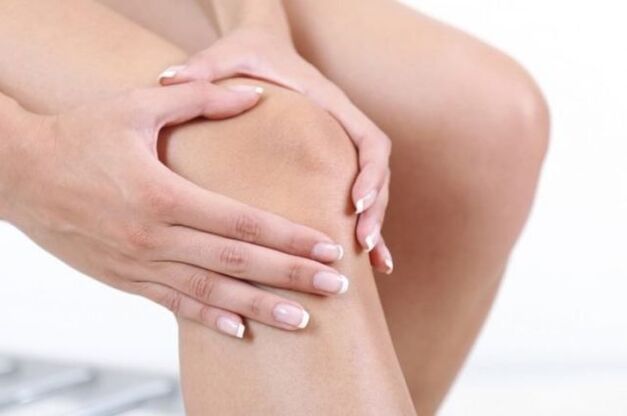 Ο οξύς πόνος εμφανίζεται με την αρθροπάθεια, η οποία περιορίζει την κινητικότητα της άρθρωσης του γόνατος. 